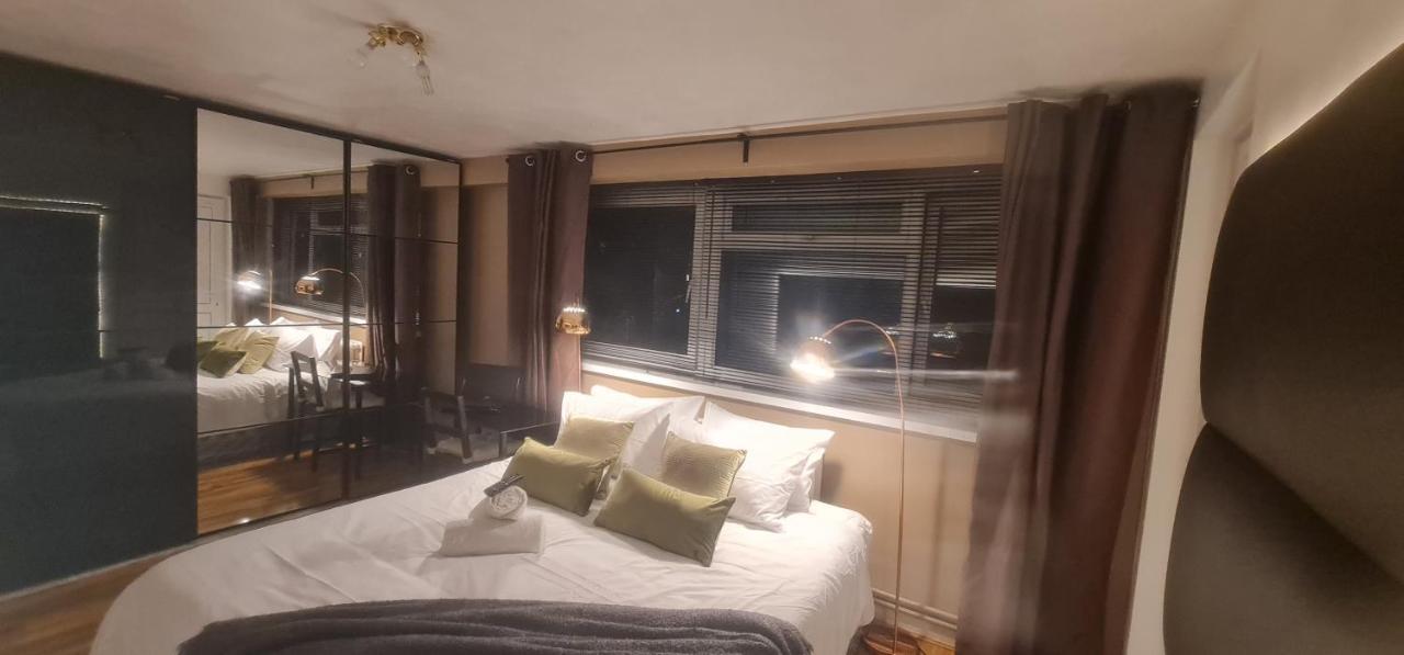 R3 Superking Sized Bed & 75" Tv On The Wall In Clapham Apartment ลอนดอน ภายนอก รูปภาพ
