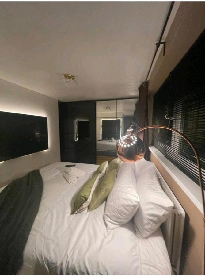 R3 Superking Sized Bed & 75" Tv On The Wall In Clapham Apartment ลอนดอน ภายนอก รูปภาพ