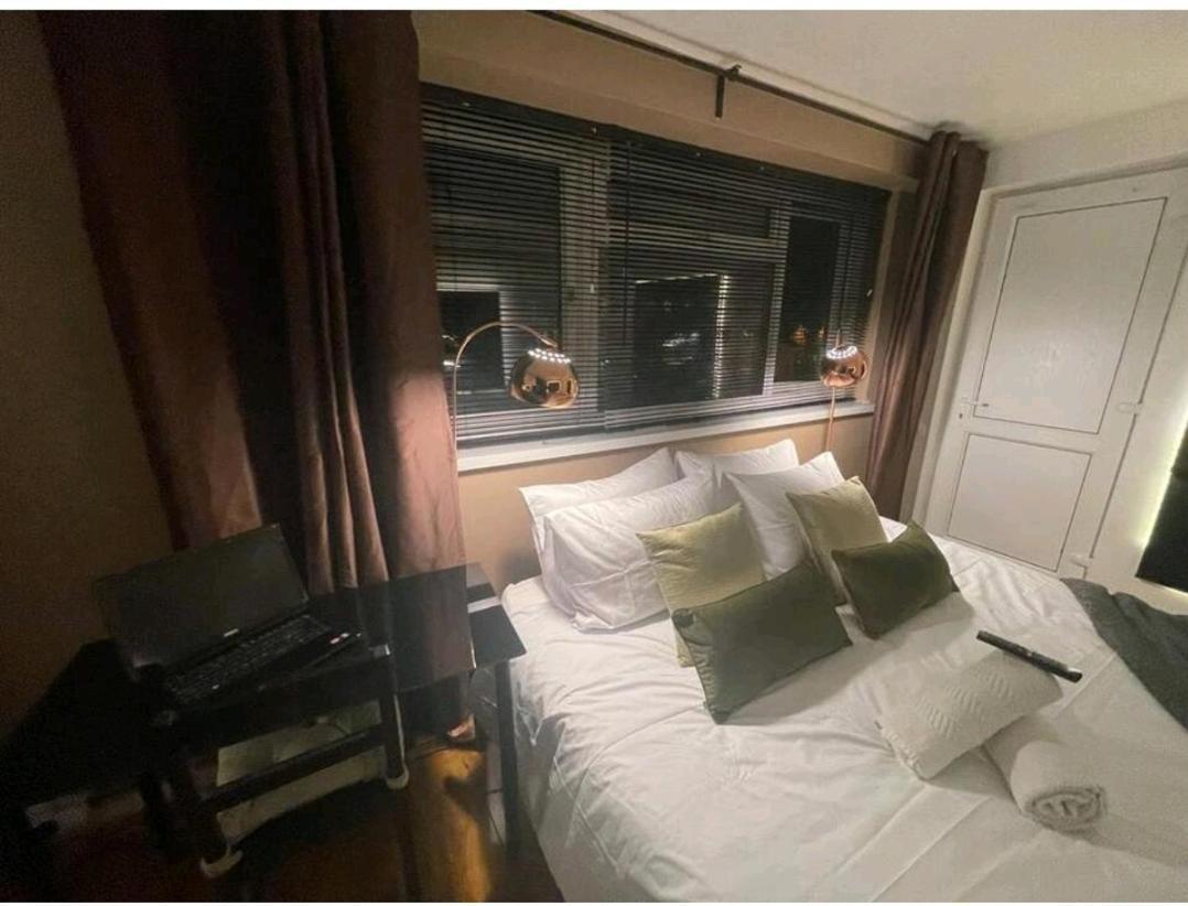 R3 Superking Sized Bed & 75" Tv On The Wall In Clapham Apartment ลอนดอน ภายนอก รูปภาพ