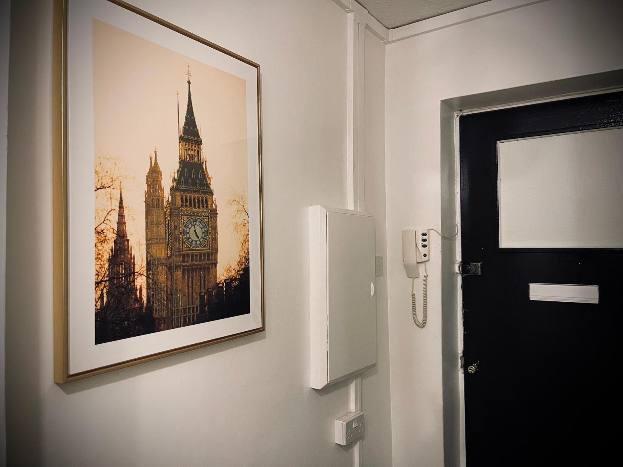 R3 Superking Sized Bed & 75" Tv On The Wall In Clapham Apartment ลอนดอน ภายนอก รูปภาพ